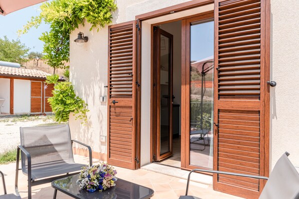 Exterior detail - Apartment 'Le 3 Rose - Alba' with Lake View, Wi-Fi and Air Conditioning (Montallegro)