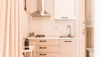 Fridge, stovetop, coffee/tea maker, electric kettle