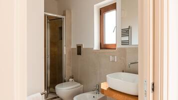 Dusche, Haartrockner, Handtücher