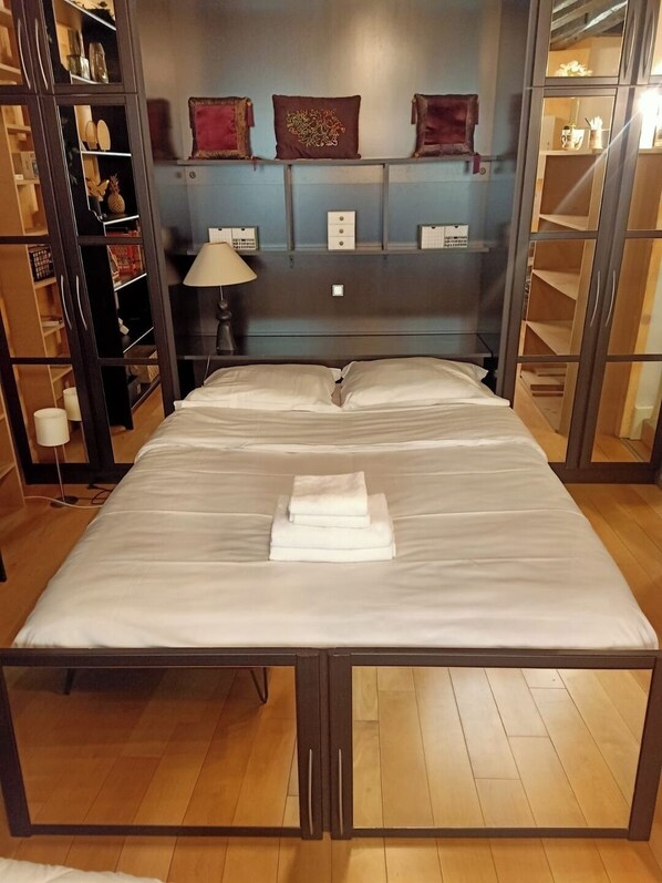 Bureau, fer et planche à repasser, lit parapluie, Wi-Fi gratuit