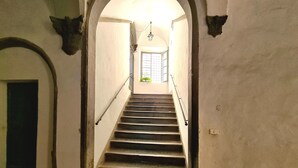 A staircase with a handrail, an arched doorway, and a window at the top. - Apartment 'Federico - In Pieno Centro' with Wi-Fi and Air Conditioning (Lucca)