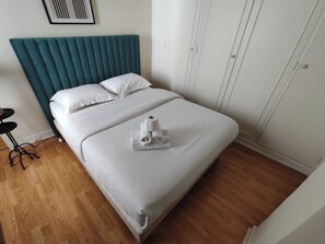 1 habitación, escritorio, tabla de planchar con plancha y cuna de viaje