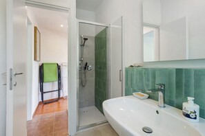 Douche, sèche-cheveux, serviettes fournies