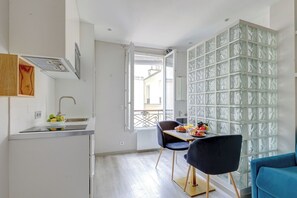 Refrigerador, microondas, parrilla de estufa y cafetera y tetera 