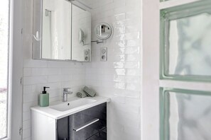 Secadora de cabello, toallas, jabón, shampoo 