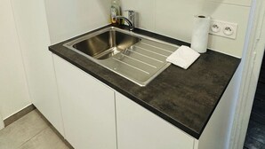 Coffee/tea maker, fridge, oven, stovetop