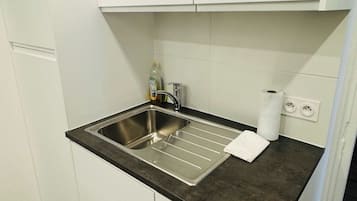 Refrigerador, horno, parrilla de estufa y cafetera y tetera
