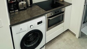 Coffee/tea maker, fridge, oven, stovetop