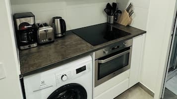 Refrigerador, horno, parrilla de estufa y cafetera y tetera