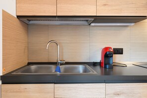Fridge, oven, stovetop, dishwasher - Apartment 'Piano Terra 2' with Mountain View, Private Terrace and Wi-Fi (Romeno)