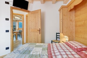 Iron/ironing board, free WiFi, bed sheets, wheelchair access - Apartment 'Piano Terra 2' with Mountain View, Private Terrace and Wi-Fi (Romeno)