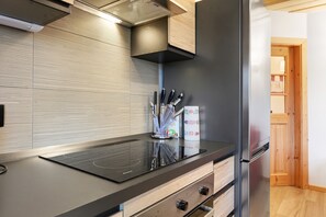Fridge, oven, stovetop, dishwasher - Apartment 'Piano Terra 2' with Mountain View, Private Terrace and Wi-Fi (Romeno)