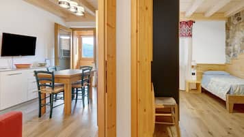 Tabla de planchar con plancha, wifi gratis y ropa de cama