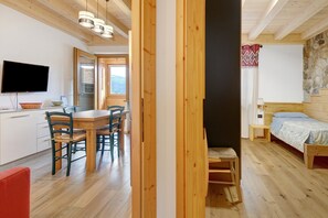 Iron/ironing board, free WiFi, bed sheets, wheelchair access - Apartment 'Piano Terra 2' with Mountain View, Private Terrace and Wi-Fi (Romeno)