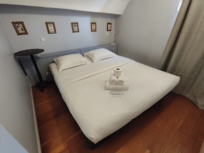 1 habitación, tabla de planchar con plancha y cuna de viaje