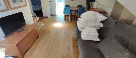 Een televisie en een kantoor