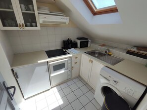 Een koelkast, een microgolfoven, een oven, een kookplaat