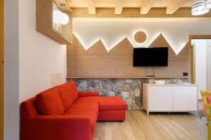 TV - Apartment 'Piano Terra 3' with Mountain View, Private Terrace and Wi-Fi (Romeno)