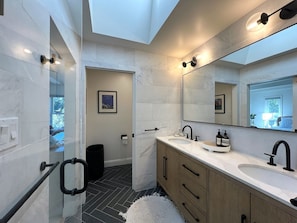 Shower, hair dryer, towels, soap - Storybook Summer Stay - 4-bedroom house in charming Mill Valley (Mill Valley)