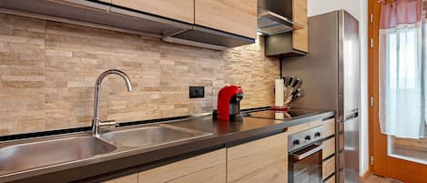 Fridge, oven, stovetop, dishwasher