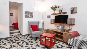 Televisión, reproductor de DVD, estéreo