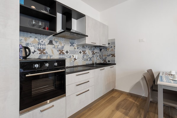 Fridge, oven, stovetop, dishwasher
