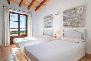 3 chambres, fer et planche à repasser, Wi-Fi gratuit, draps fournis