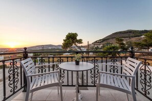 Outdoor dining - Apartment 'Panos  Parikia' with Mountain View, Wi-Fi and Air Conditioning (Parikia)