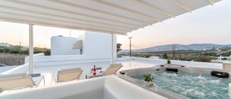 Outdoor spa tub