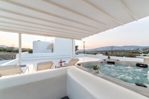 Outdoor spa tub - Apartment 'Panos  Parikia' with Mountain View, Wi-Fi and Air Conditioning (Parikia)