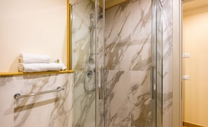 Een douche, een haardroger, handdoeken