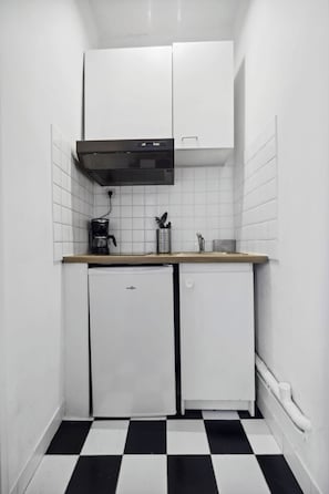 Kühlschrank, Ofen, Herdplatte, Wasserkocher mit Kaffee-/Teezubehör