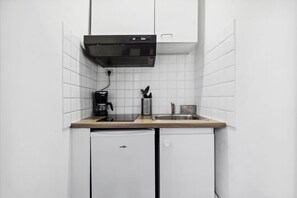 Fridge, oven, stovetop, coffee/tea maker