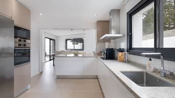 Frigorifero, microonde, forno, piano cottura