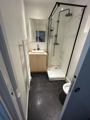 Hair dryer, towels - BnBNook - Parisian Charm: 1BR in Le Marais (Paris)