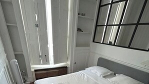 1 chambre, bureau, fer et planche à repasser, lit parapluie
