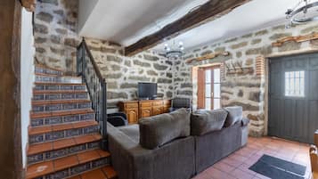 Een televisie en een open haard