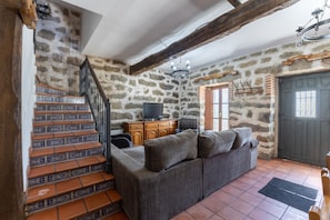 Televisión y chimenea 