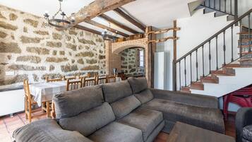 Una televisión, una chimenea