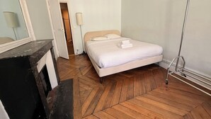 Room - BnBNook - Chic 2BR - Champs-Elysees and Lafayette (Paris)