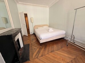 2 chambres, bureau, fer et planche à repasser, lit parapluie