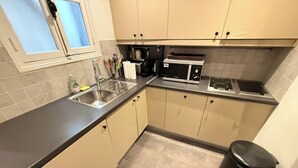 Private kitchen - BnBNook - Chic 2BR - Champs-Elysees and Lafayette (Paris)