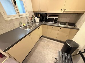 Réfrigérateur, micro-ondes, plaque de cuisson, lave-vaisselle