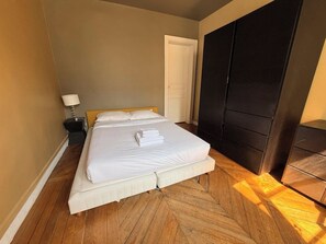 2 chambres, bureau, fer et planche à repasser, lit parapluie