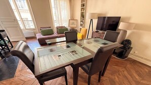 Interior - BnBNook - Chic 2BR - Champs-Elysees and Lafayette (Paris)
