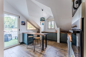 Kühlschrank, Mikrowelle, Ofen, Herdplatte