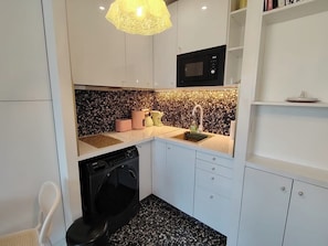 Réfrigérateur, micro-ondes, plaque de cuisson, cafetière/bouilloire