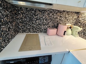 Réfrigérateur, micro-ondes, plaque de cuisson, cafetière/bouilloire
