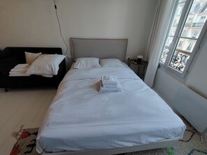 Escritorio, tabla de planchar con plancha, cuna de viaje y wifi gratis