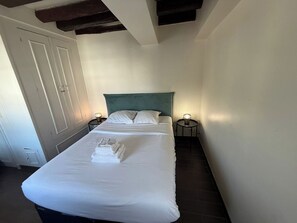 Escritorio, tabla de planchar con plancha, cuna de viaje y wifi gratis